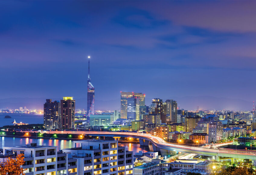 博多港国際ターミナル付近で撮影した、大型クルーズ船の夜景写真です。ライトアップされた船体が水面に反射し、福岡港らしい港町の雰囲気を表現しています。博多港の魅力紹介や周辺観光ガイド、アクセス情報のページにも最適な画像素材です。