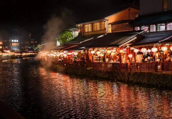 中洲屋台街の夜景と灯籠の光が映える風景