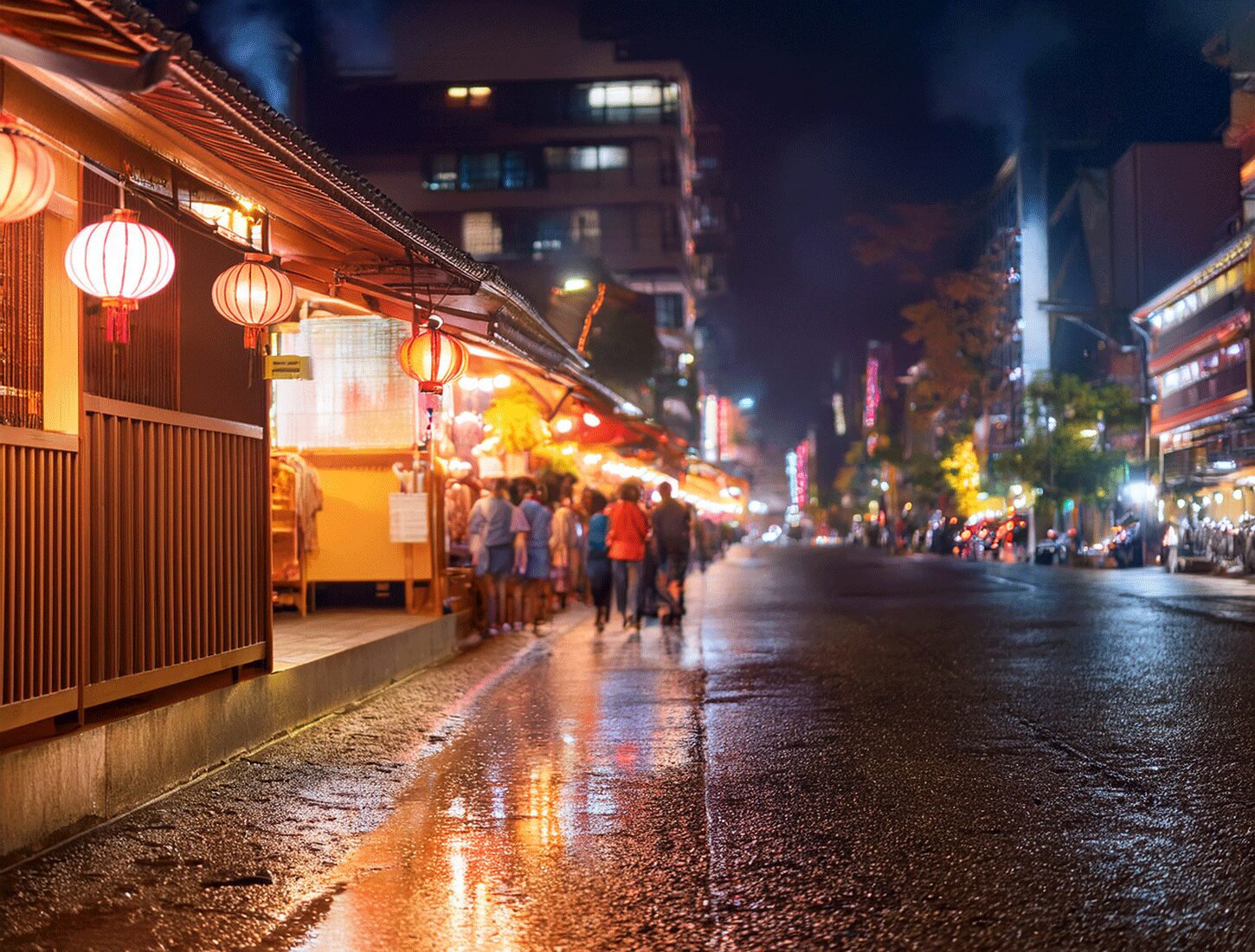 博多・中洲の広い車道沿いに並ぶ屋台の夜景を写した写真