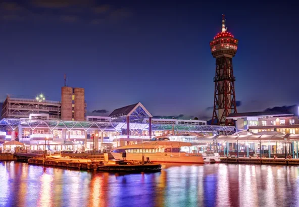 ベイサイドプレイス博多と博多ポートタワーの夜景。ライトアップされた建物と水面に映る光が美しい港の風景。